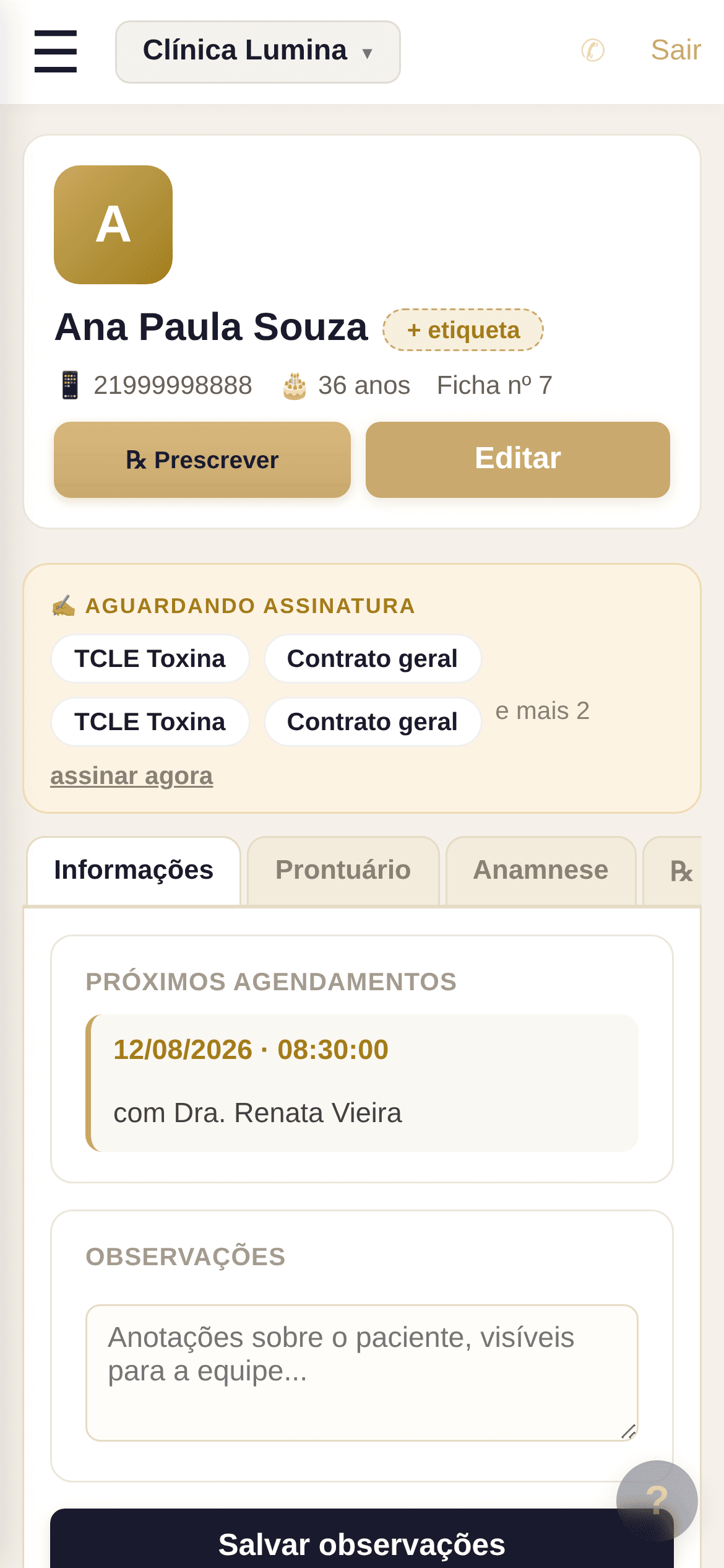 Ficha de uma paciente do DoctorHOF aberta no celular, com os botões de prescrever e editar, a faixa de documentos aguardando assinatura e as abas de informações, prontuário e anamnese