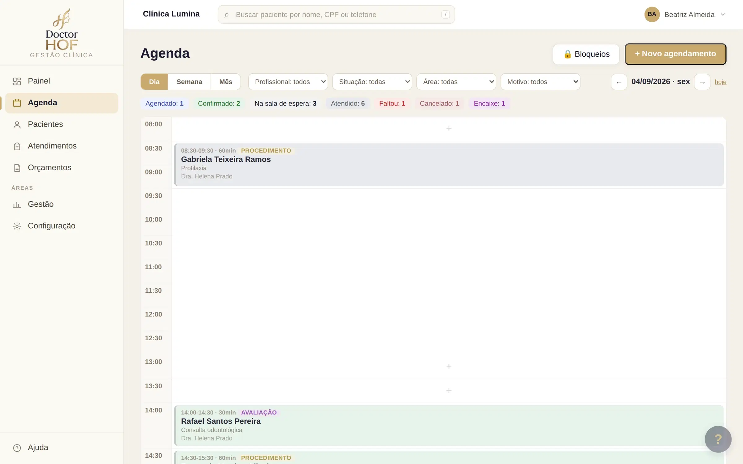 Agenda do DoctorHOF na visão do dia, com a grade de horários, os filtros de profissional, situação, área e motivo, e os agendamentos distribuídos ao longo do expediente