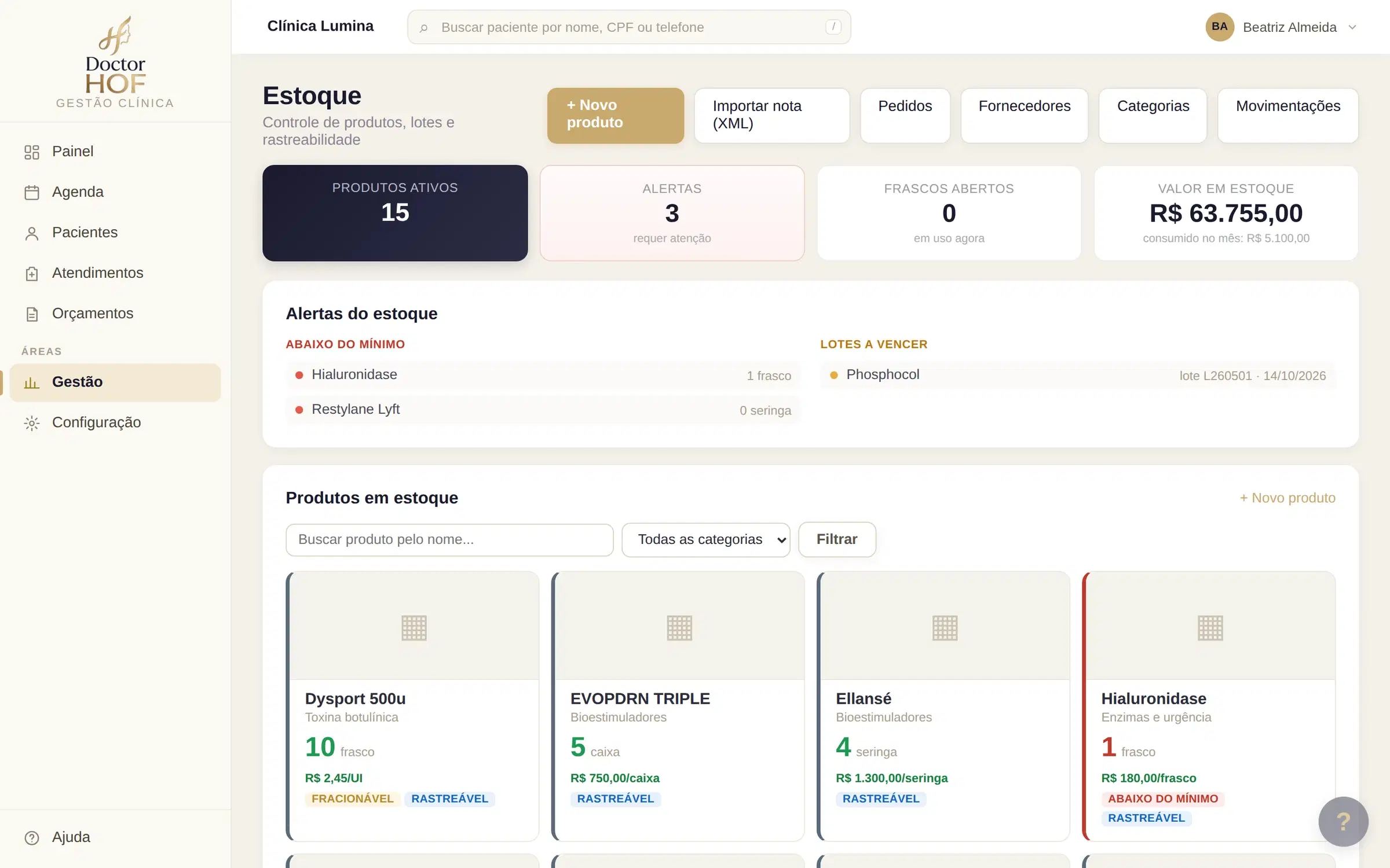 Tela de estoque do DoctorHOF com o total em produtos, os alertas de produto abaixo do mínimo e de lote vencendo, e os cards dos produtos injetáveis com quantidade e marcação de rastreável ou fracionável