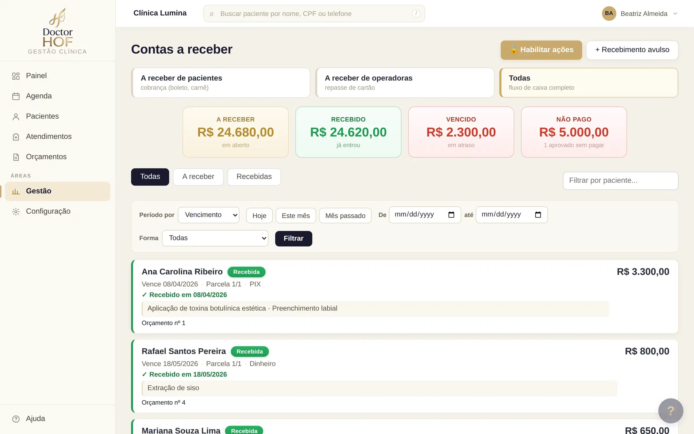 Tela de contas a receber do DoctorHOF com os totais de recebido, a receber e vencido, e as parcelas listadas por paciente com forma de pagamento, vencimento e valor líquido